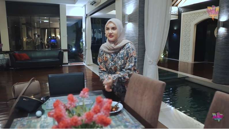 10 Potret Rumah Mewah Ary Ginanjar, Miniatur Surga, Musala Mengapung di Atas Sungai!