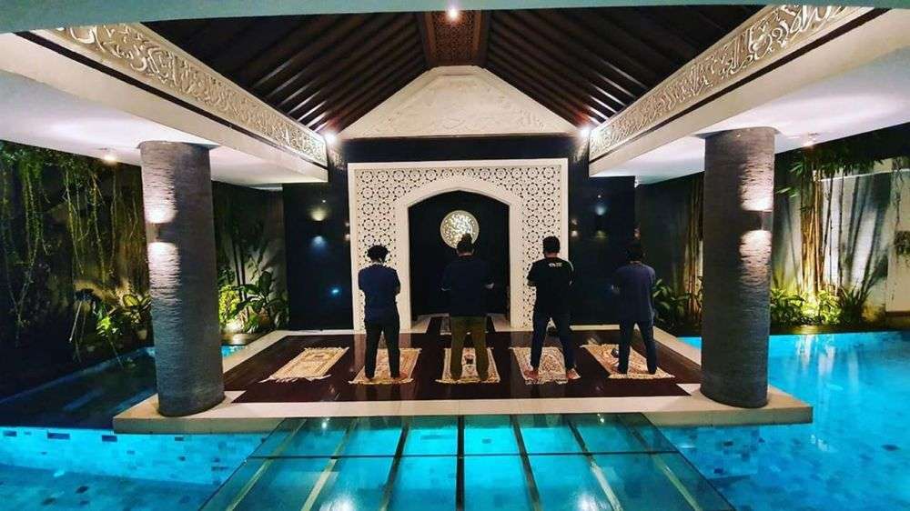 10 Potret Rumah Mewah Ary Ginanjar, Miniatur Surga, Musala Mengapung di Atas Sungai!