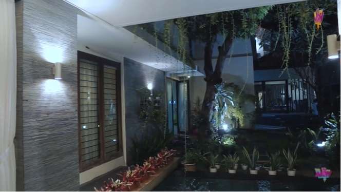 10 Potret Rumah Mewah Ary Ginanjar, Miniatur Surga, Musala Mengapung di Atas Sungai!