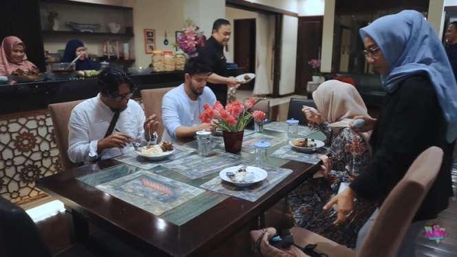 10 Potret Rumah Mewah Ary Ginanjar, Miniatur Surga, Musala Mengapung di Atas Sungai!