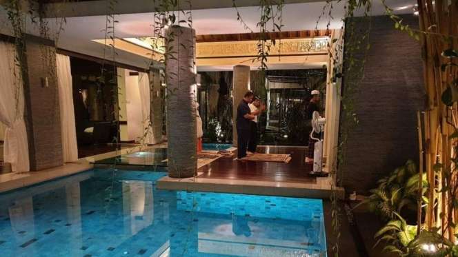 10 Potret Rumah Mewah Ary Ginanjar, Miniatur Surga, Musala Mengapung di Atas Sungai!