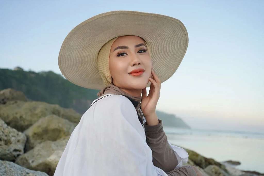 Potret Artis Pilih Melepas Hijab, Ada yang Berani Tampil Terbuka!