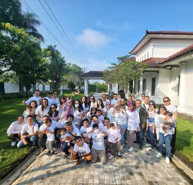 Momen Keseruan Mayangsari Berlibur di Purwokerto, Santuy Tenteng Tas Branded ke Kebun Jeruk!