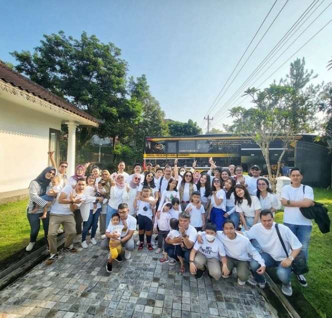 Momen Keseruan Mayangsari Berlibur di Purwokerto, Santuy Tenteng Tas Branded ke Kebun Jeruk!