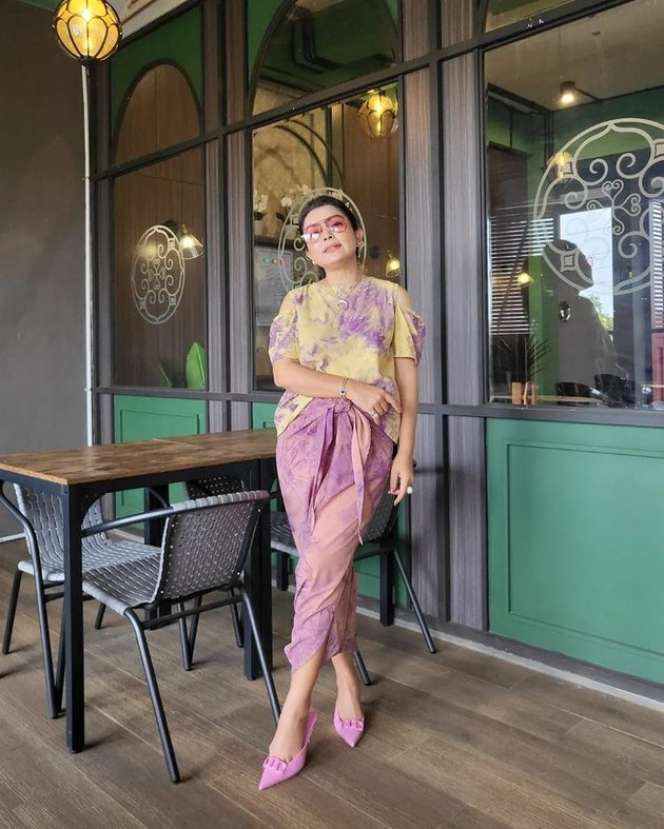 Momen Keseruan Mayangsari Berlibur di Purwokerto, Santuy Tenteng Tas Branded ke Kebun Jeruk!