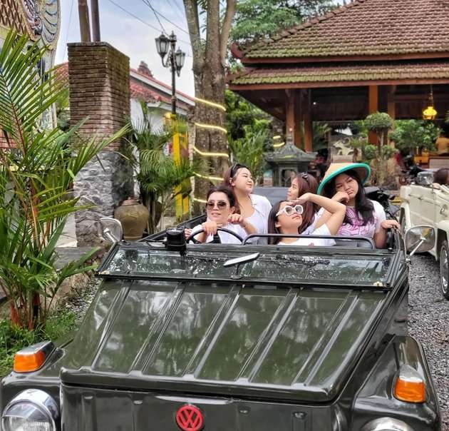 Momen Keseruan Mayangsari Berlibur di Purwokerto, Santuy Tenteng Tas Branded ke Kebun Jeruk!