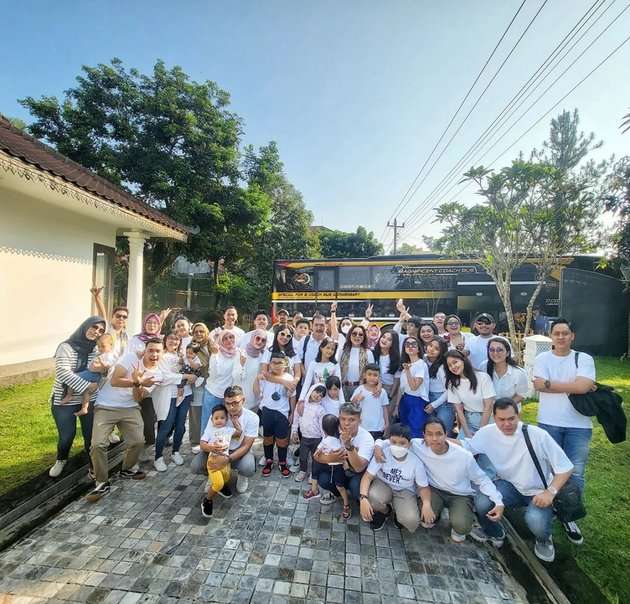 Momen Keseruan Mayangsari Berlibur di Purwokerto, Santuy Tenteng Tas Branded ke Kebun Jeruk!