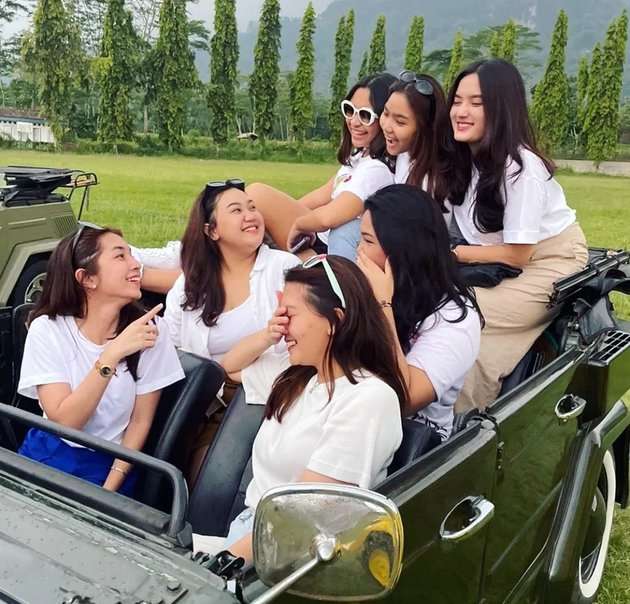 Momen Keseruan Mayangsari Berlibur di Purwokerto, Santuy Tenteng Tas Branded ke Kebun Jeruk!