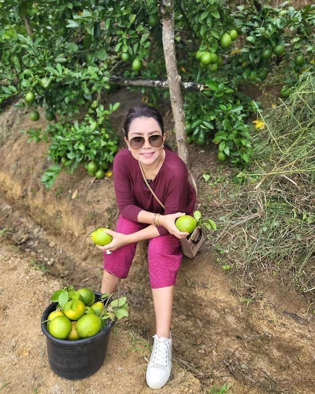 Momen Keseruan Mayangsari Berlibur di Purwokerto, Santuy Tenteng Tas Branded ke Kebun Jeruk!