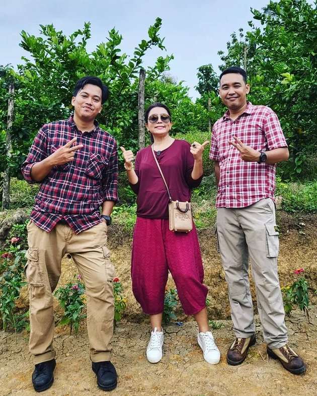 Momen Keseruan Mayangsari Berlibur di Purwokerto, Santuy Tenteng Tas Branded ke Kebun Jeruk!