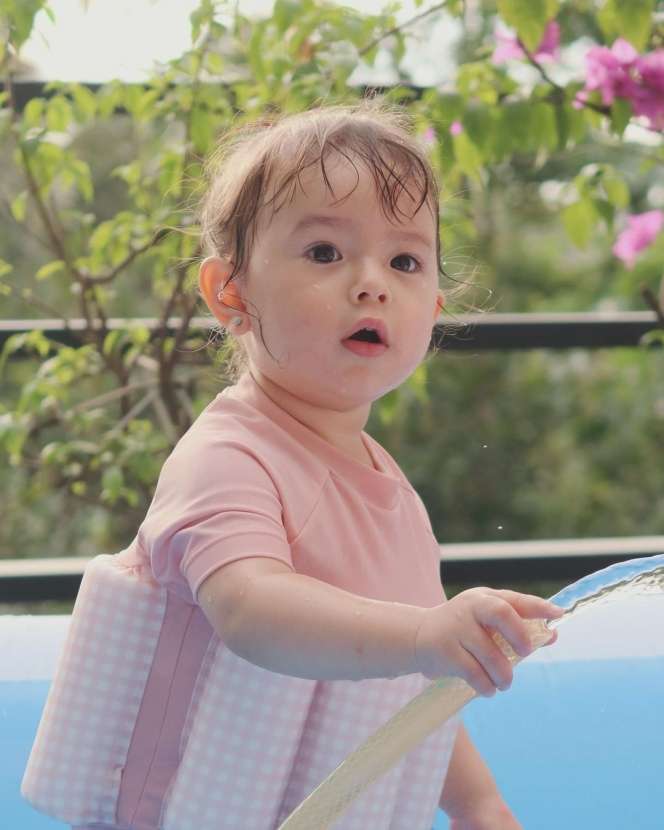 5 Potret Chloe Putri Cantik Asmirandah, Wajahnya Bule Banget