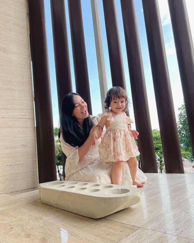 5 Potret Chloe Putri Cantik Asmirandah, Wajahnya Bule Banget