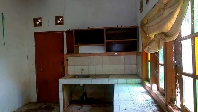 10 Potret Kondisi Rumah Isye Sumarni ‘Emak Preman Pensiun’, Ngeri Terbengkalai di Atas Bukit!