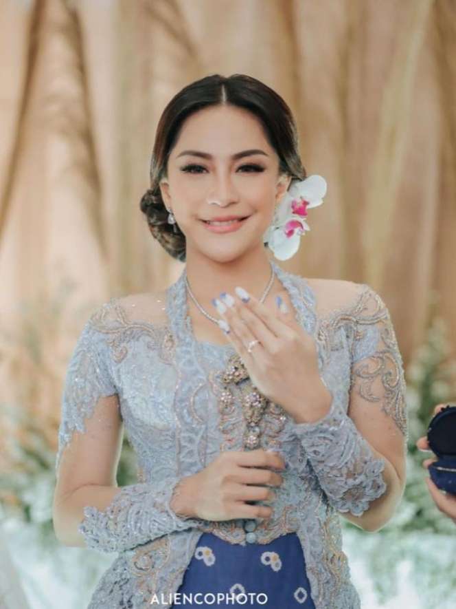 Kenakan Kebaya Mewah! Potret Anggun Pedangdut saat Lamaran