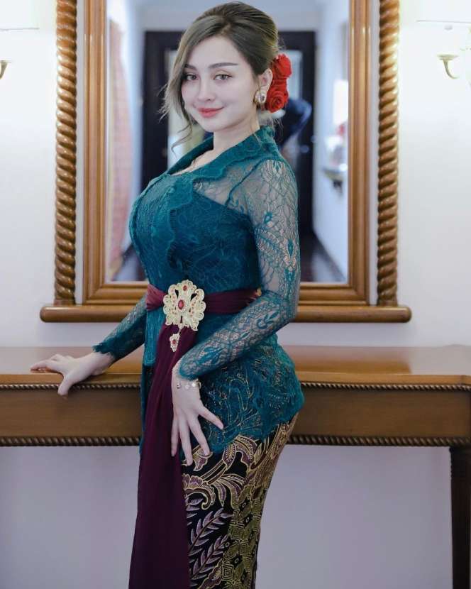 Kenakan Kebaya Mewah! Potret Anggun Pedangdut saat Lamaran