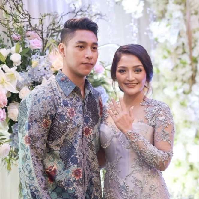 Kenakan Kebaya Mewah! Potret Anggun Pedangdut saat Lamaran