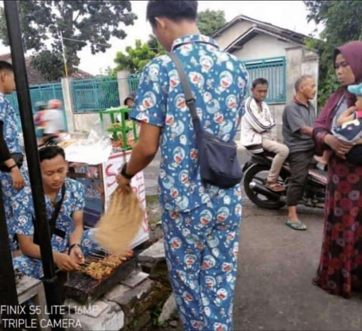 10 Momen Lucu Pakai Baju Kembar Bareng Bestie, Malah Bikin Ngakak!