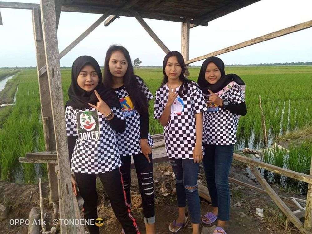 10 Momen Lucu Pakai Baju Kembar Bareng Bestie, Malah Bikin Ngakak!