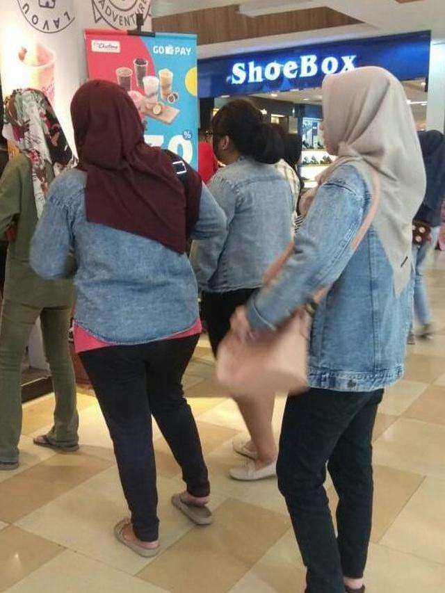 10 Momen Lucu Pakai Baju Kembar Bareng Bestie, Malah Bikin Ngakak!