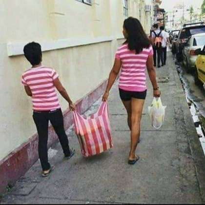 10 Momen Lucu Pakai Baju Kembar Bareng Bestie, Malah Bikin Ngakak!