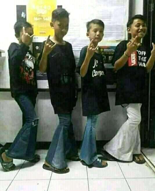 10 Momen Lucu Pakai Baju Kembar Bareng Bestie, Malah Bikin Ngakak!