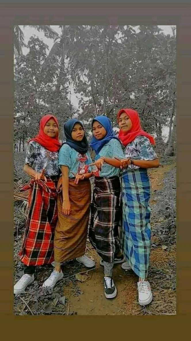 10 Momen Lucu Pakai Baju Kembar Bareng Bestie, Malah Bikin Ngakak!