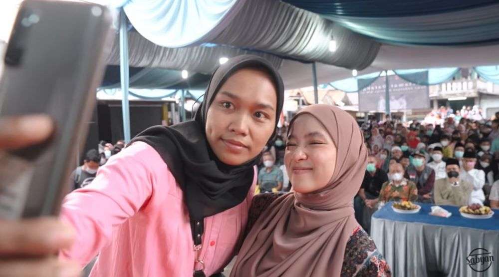 10 Potret Nissa Sabyan Manggung di Hajatan Kampung, Disebut Sepi Job, Auto Heboh!