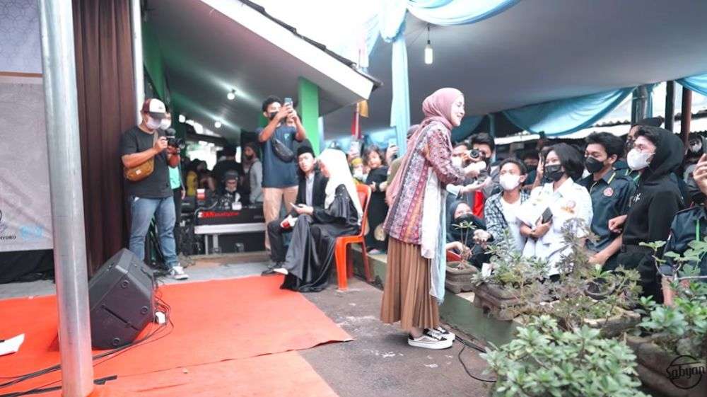 10 Potret Nissa Sabyan Manggung di Hajatan Kampung, Disebut Sepi Job, Auto Heboh!