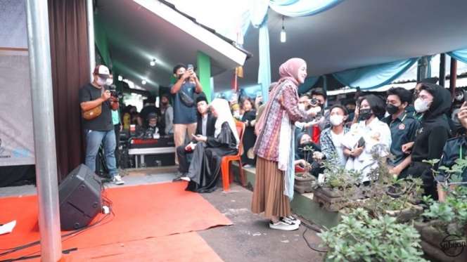 10 Potret Nissa Sabyan Manggung di Hajatan Kampung, Disebut Sepi Job, Auto Heboh!