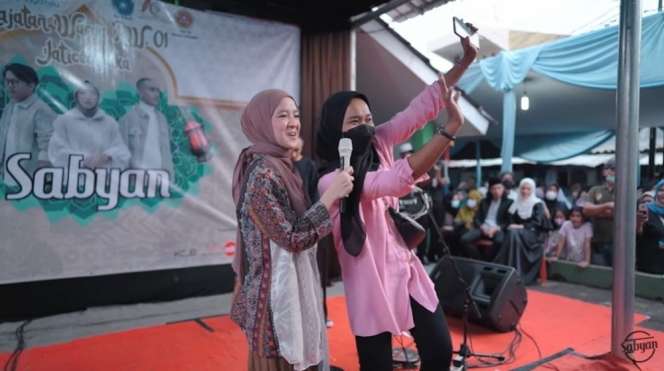 10 Potret Nissa Sabyan Manggung di Hajatan Kampung, Disebut Sepi Job, Auto Heboh!