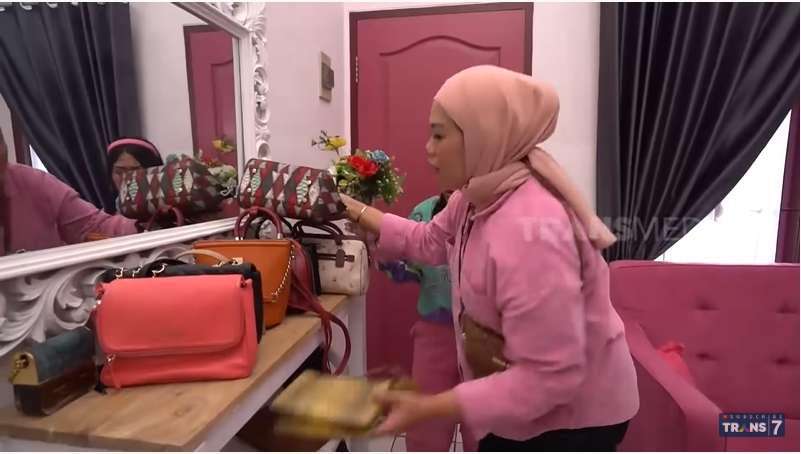 10 Potret Rumah Baru Elly Sugigi ‘Nyaris’ Rp1 Miliar, Mewah Banget, Incaran Para Berondong!