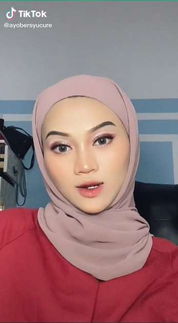 Potret Sebelum dan Sesudah Wanita Berjerawat Dimakeup, Hasilnya Bikin Tercengang!