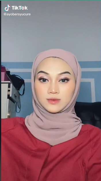 Potret Sebelum dan Sesudah Wanita Berjerawat Dimakeup, Hasilnya Bikin Tercengang!