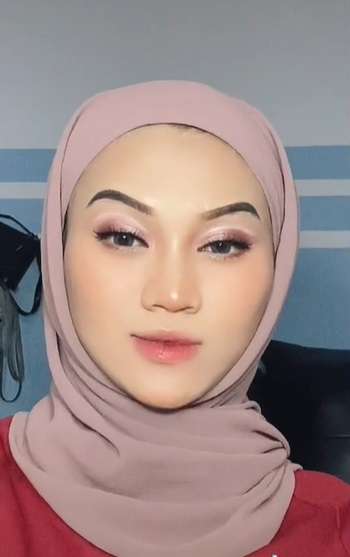 Potret Sebelum dan Sesudah Wanita Berjerawat Dimakeup, Hasilnya Bikin Tercengang!