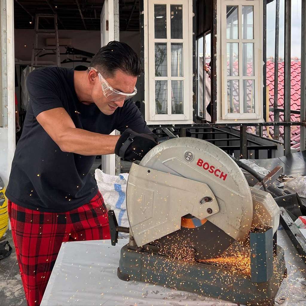 Pernah Dicibir Tubuhnya Terlalu Kurus, Potret Macho Indra Bruggman saat Nukang Bikin Netizen Melongo!