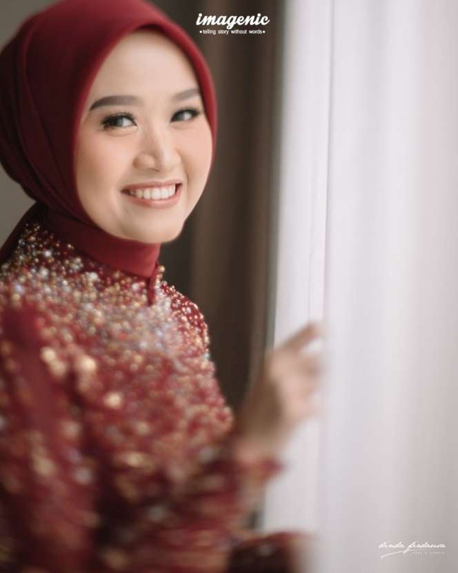 5 Potret Lamaran Bintang Emon dan Alca Octaviani Bernuansa Merah Marun