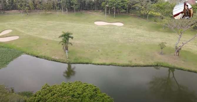 5 Potret Rumah Artis yang Punya Lapangan Golf, Momo Geisha di Samping Danau Pribadinya!