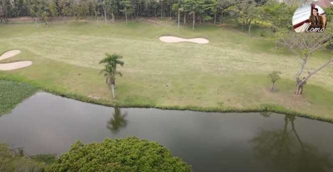 5 Potret Rumah Artis yang Punya Lapangan Golf, Momo Geisha di Samping Danau Pribadinya!