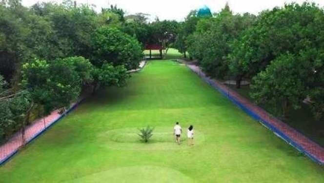 5 Potret Rumah Artis yang Punya Lapangan Golf, Momo Geisha di Samping Danau Pribadinya!