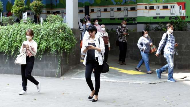 FOTO: Hari Pertama Dihapusnya Aturan Wajib Masker di Ruangan Terbuka