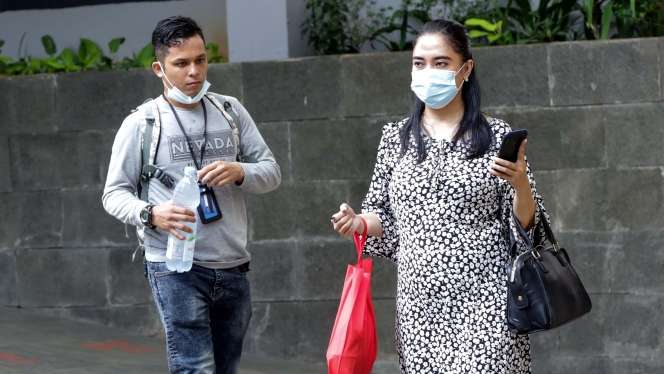 FOTO: Hari Pertama Dihapusnya Aturan Wajib Masker di Ruangan Terbuka