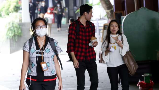 FOTO: Hari Pertama Dihapusnya Aturan Wajib Masker di Ruangan Terbuka