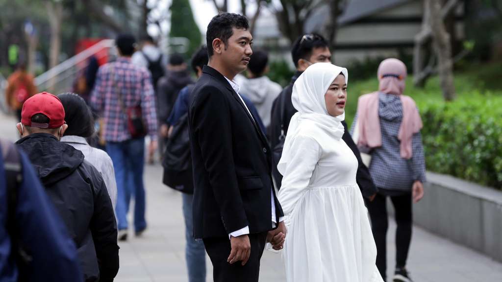 FOTO: Hari Pertama Dihapusnya Aturan Wajib Masker di Ruangan Terbuka