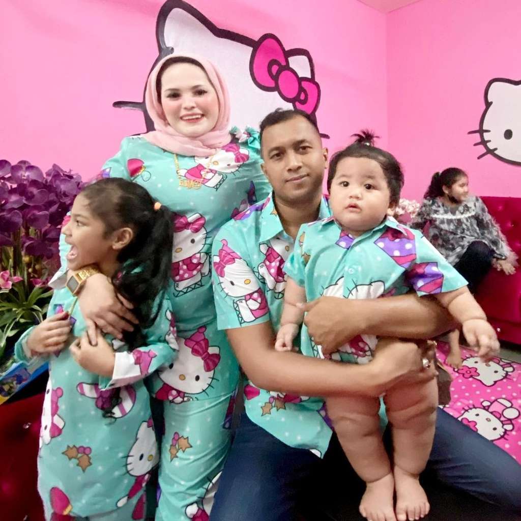 8 Potret Suami Punya Istri Fans Berat Hello Kitty, Nasibnya Bikin Ngelus Dada, Ngakak Abis!