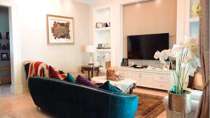 10 Potret Rumah Banglo Tya Arifin di Malaysia, Ada Bioskop Pribadi Hingga Lapangan Golf Super Luas!