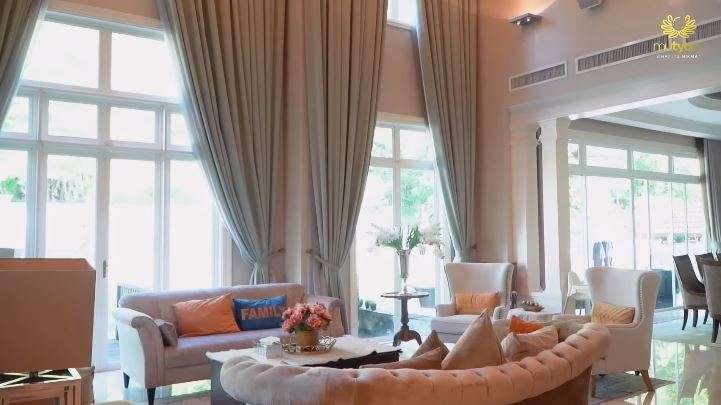10 Potret Rumah Banglo Tya Arifin di Malaysia, Ada Bioskop Pribadi Hingga Lapangan Golf Super Luas!