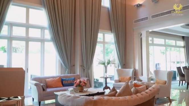 10 Potret Rumah Banglo Tya Arifin di Malaysia, Ada Bioskop Pribadi Hingga Lapangan Golf Super Luas!