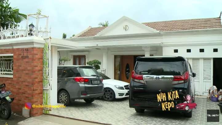 10 Potret Rumah Mewah Nia Daniaty yang Mirip ‘Istana Jawa’, Ternyata Sebelahan dengan Farhat Abbas