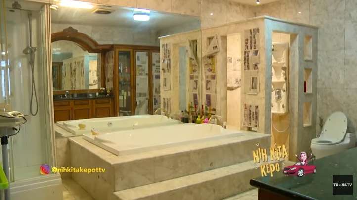 10 Potret Rumah Mewah Nia Daniaty yang Mirip ‘Istana Jawa’, Ternyata Sebelahan dengan Farhat Abbas