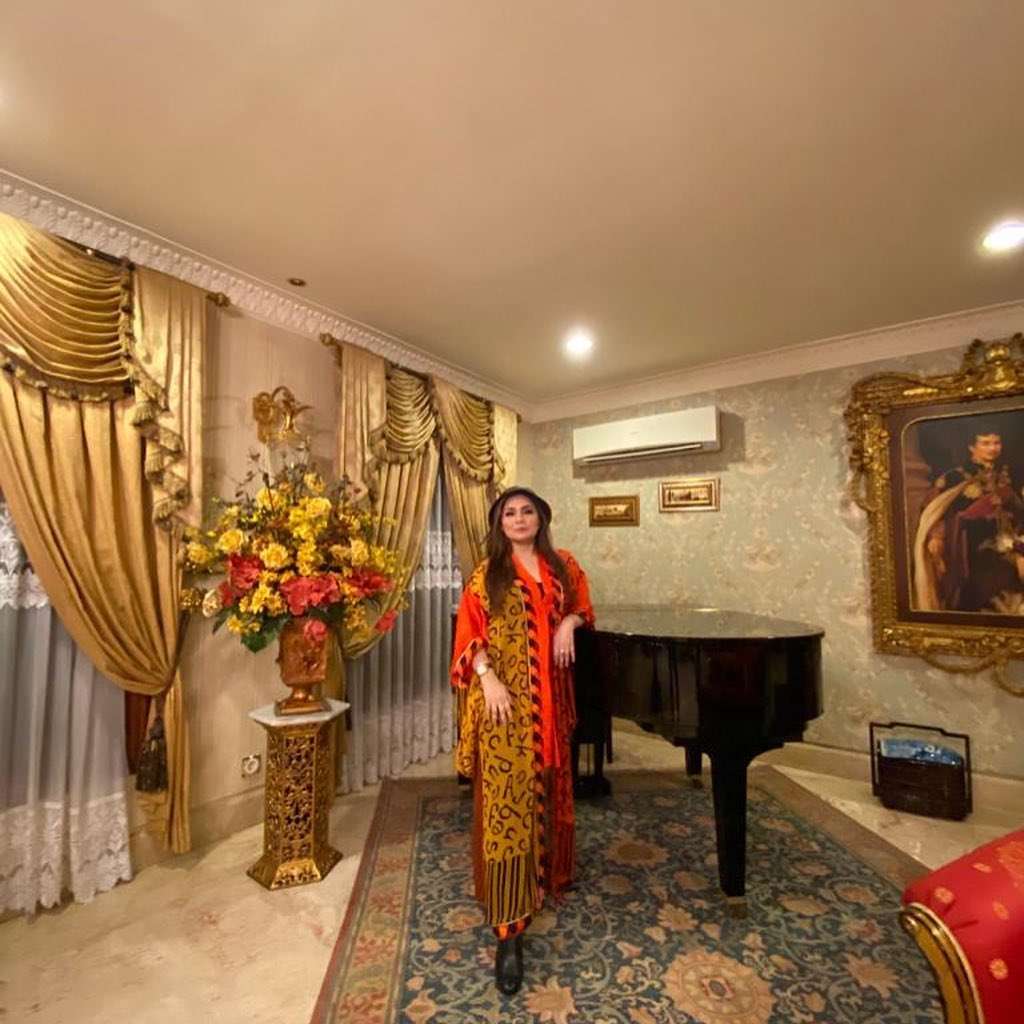 10 Potret Rumah Mewah Nia Daniaty yang Mirip ‘Istana Jawa’, Ternyata Sebelahan dengan Farhat Abbas
